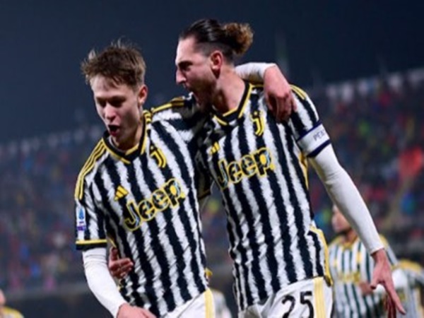 Juventus chiếm ngôi đầu Serie A